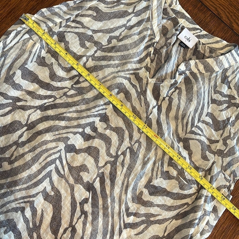 Cabi Savannah Top small grey cream Zebra Sleeveless Ruffle animal print - Picture 4 of 7